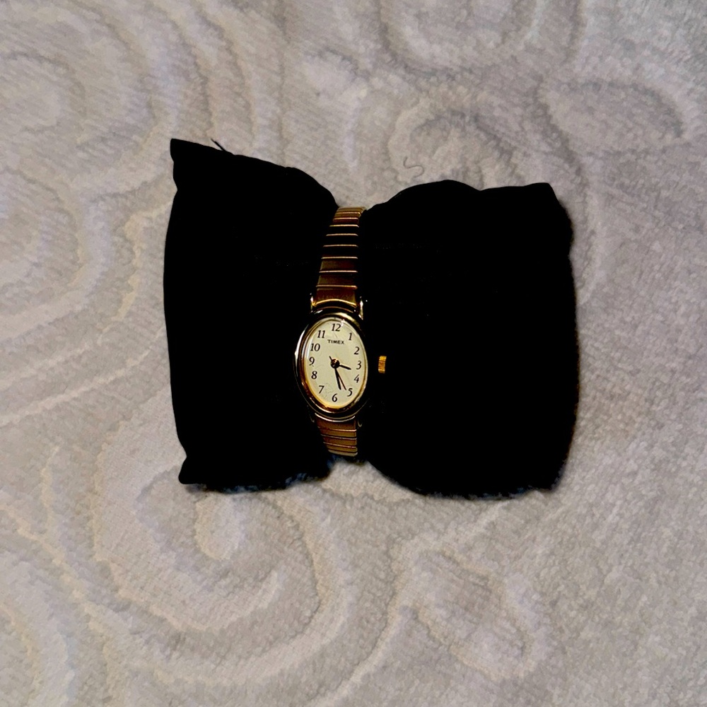 Great Timex Quality Ladies Watch Gold Tone Stainless Steel Vintage Stretch Band